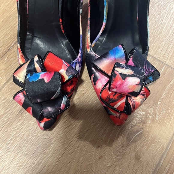 Floral Heels with Bow - Picture 5 of 7